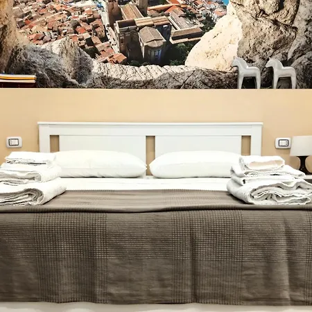 Antoinette Maison * Cefalu